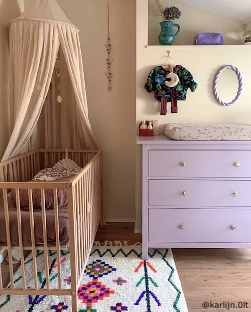Kleurrijke boho babykamer