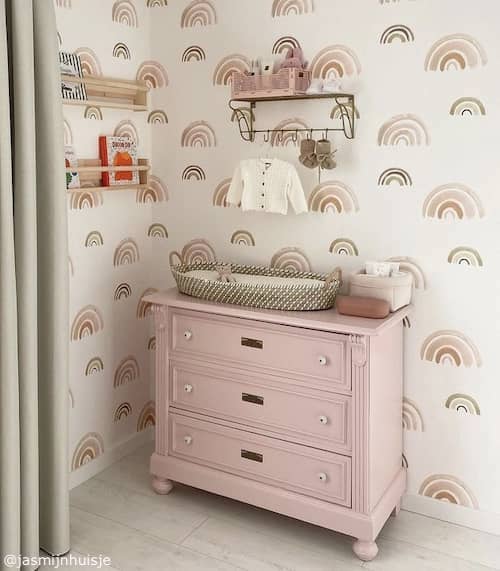Regenboog behang babykamer