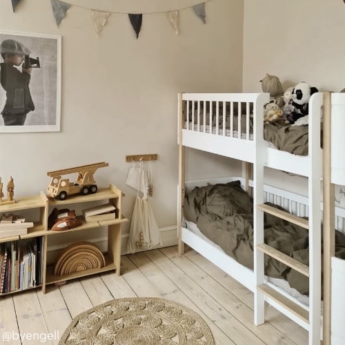 twee kinderen op een slaapkamer