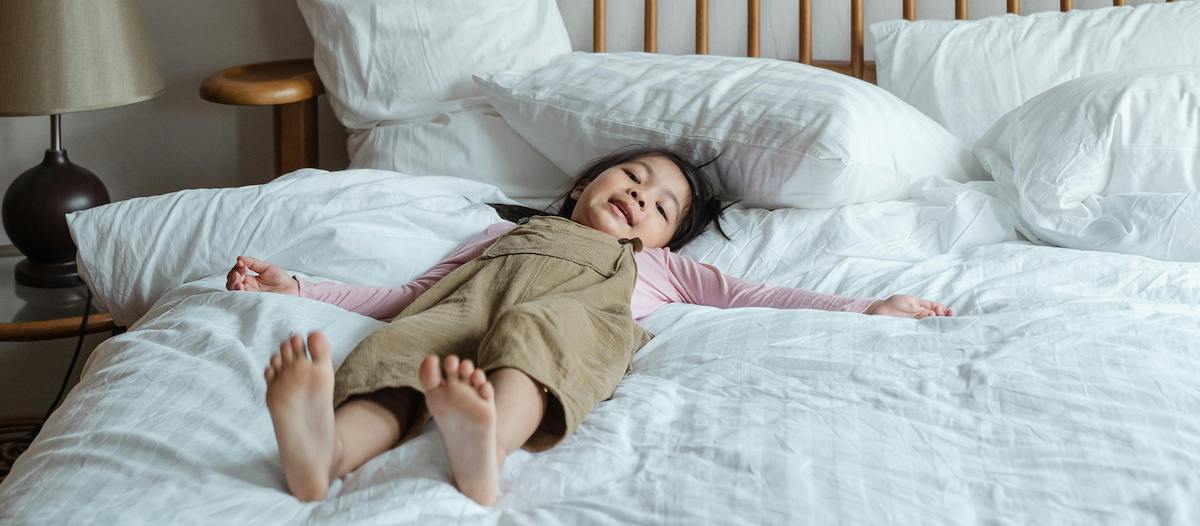 kind in eigen bed leren slapen